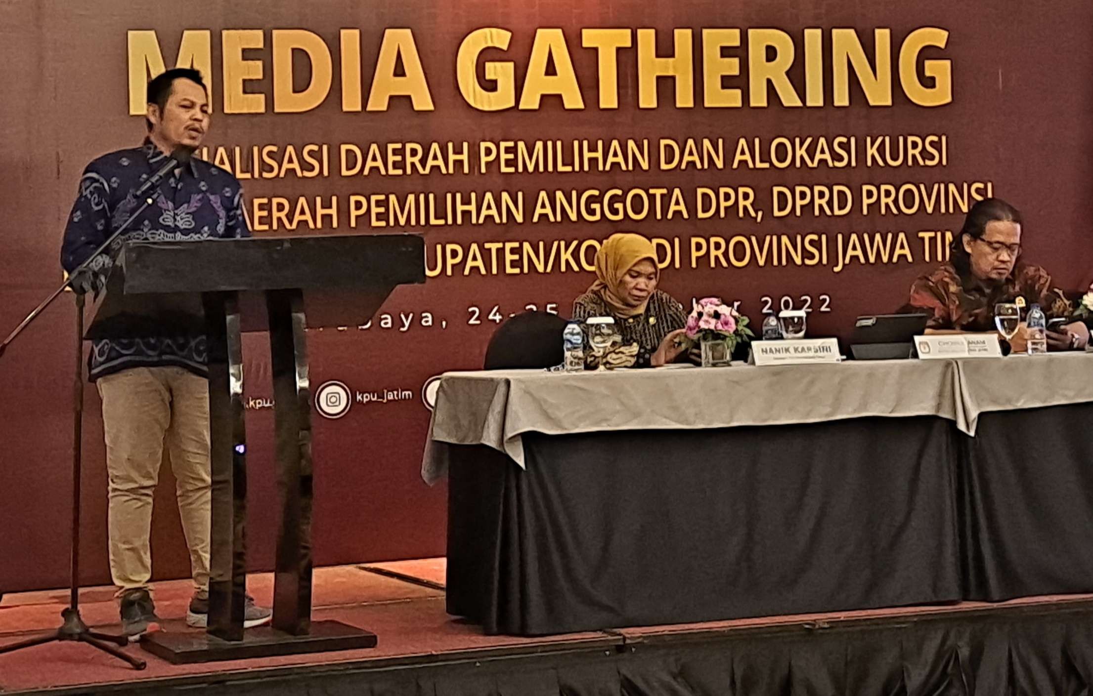 Ketua Komisi Pemilihan Umum (KPU) Provinsi Jawa Timur, Choirul Anam saat melakukan sosialisasi terkait dapil. (Foto: Pita Sari/Ngopibareng.id)