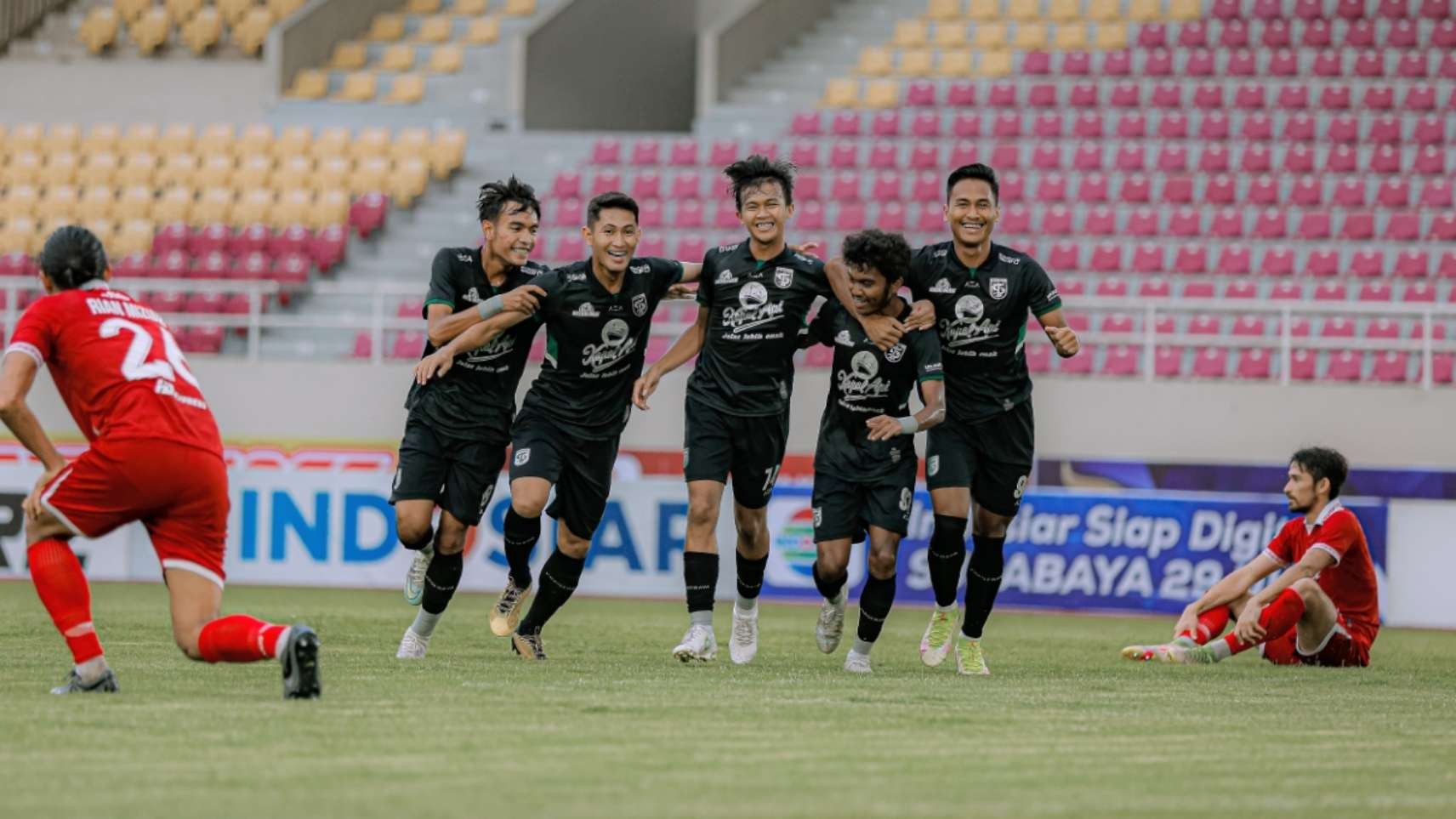 Pemain-pemain Persebaya melakukan selebrasi menyambut gol dari Saiful ke gawang Persis Solo di Stadion Manahan, Solo, Sabtu 26 November 2022. (Foto: Persebaya)