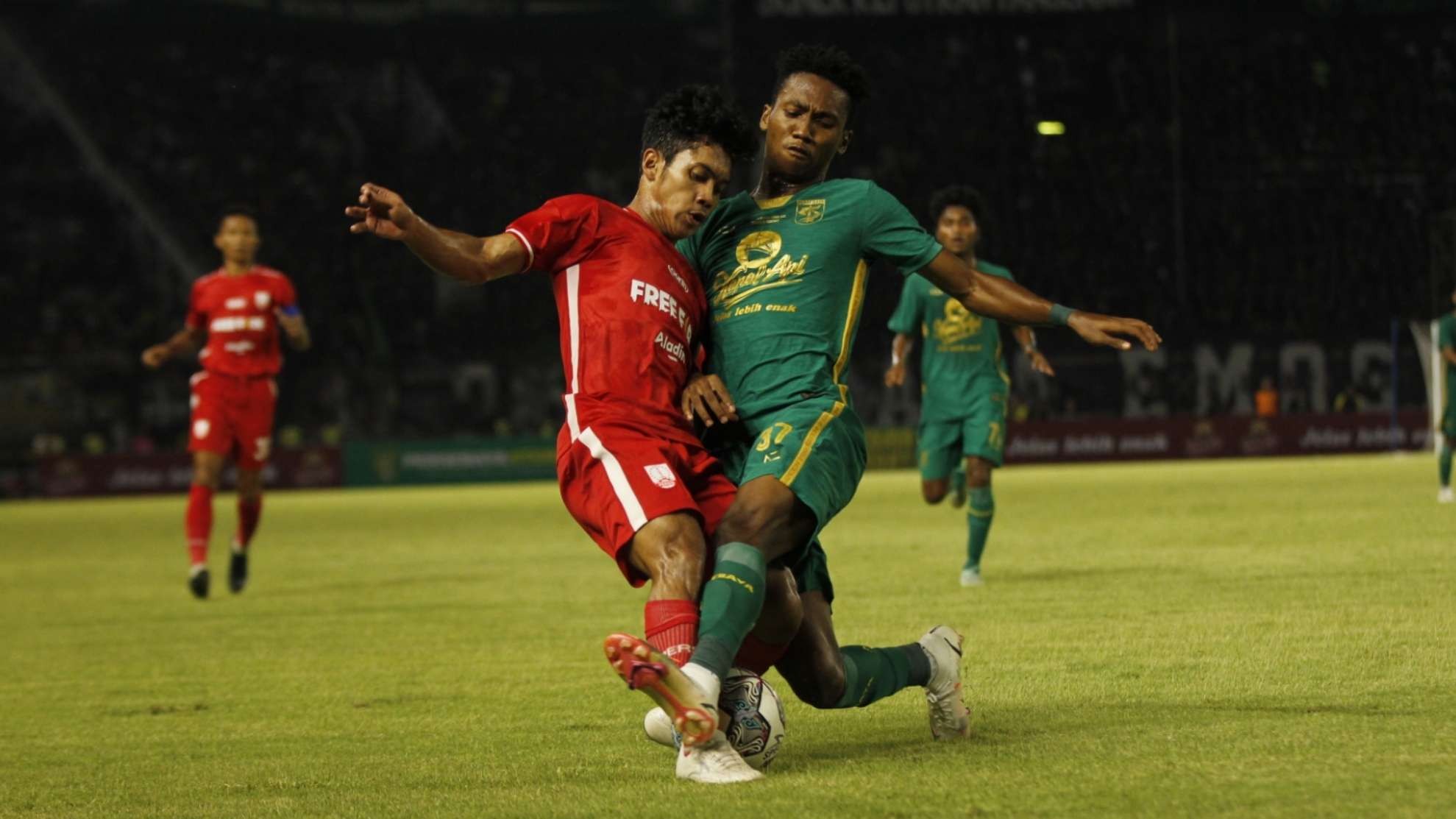 Pemain Persebaya, Alta Ballah (hijau) saat menghadang pemain Persis Solo dalam laga uji coba sebelumnya di Surabaya. (Foto: Fariz Yarbo/Ngopibareng.id)