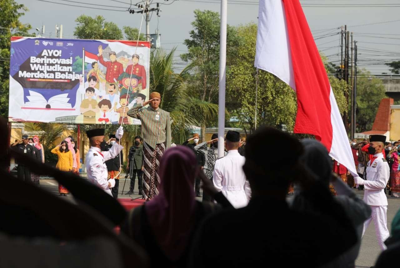 Gubernur Jawa Tengah Ganjar Pranowo memimpin upacara Peringatan Hari Guru di Museum Rangga Warsita. (Foto: Dokumentasi Jateng)