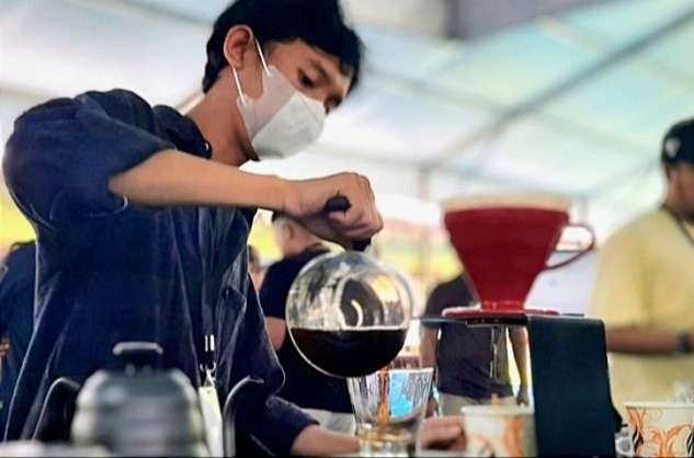 Peracik kopi sedang meracik kopi di Festival Kopi Nusantara 5 Bondowoso. (Foto: Guido Saphan/Ngopibareng.id)
