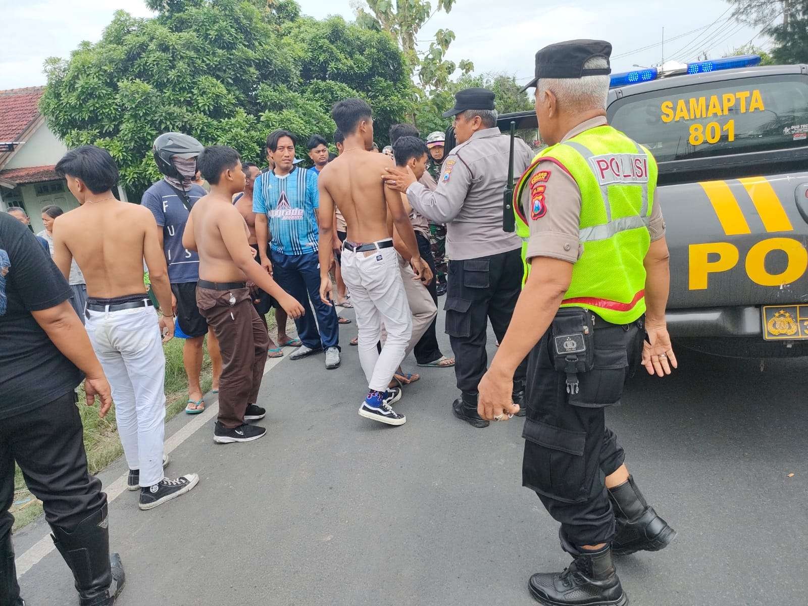 Puluhan pelajar SMK yang tawuran diamankan petugas dari Polsek Jenu, Tuban, Jawa Timur. (Foto: Dokumentasi Polsek Jenu)