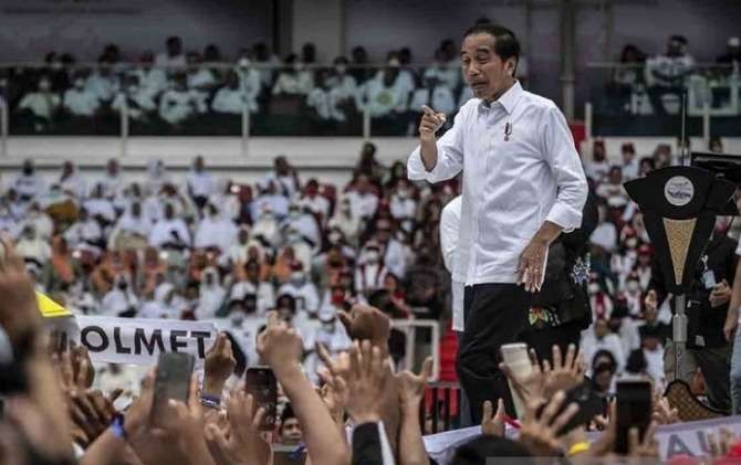 Jokowi menyebut calon presiden yang didukung pada Pilpres 2024 yang berambut putih. (Foto: Ant)