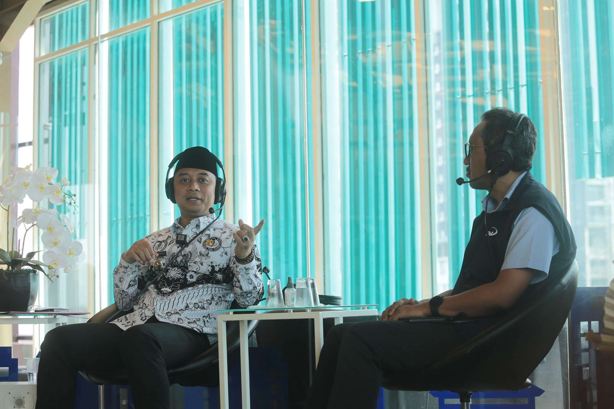 Walikota Surabaya Eri Cahyadi bersama Dirut PDAM Surya Sembada saat menerima komentar dari masyarakat. (Foto: Humas Pemkot Surabaya)