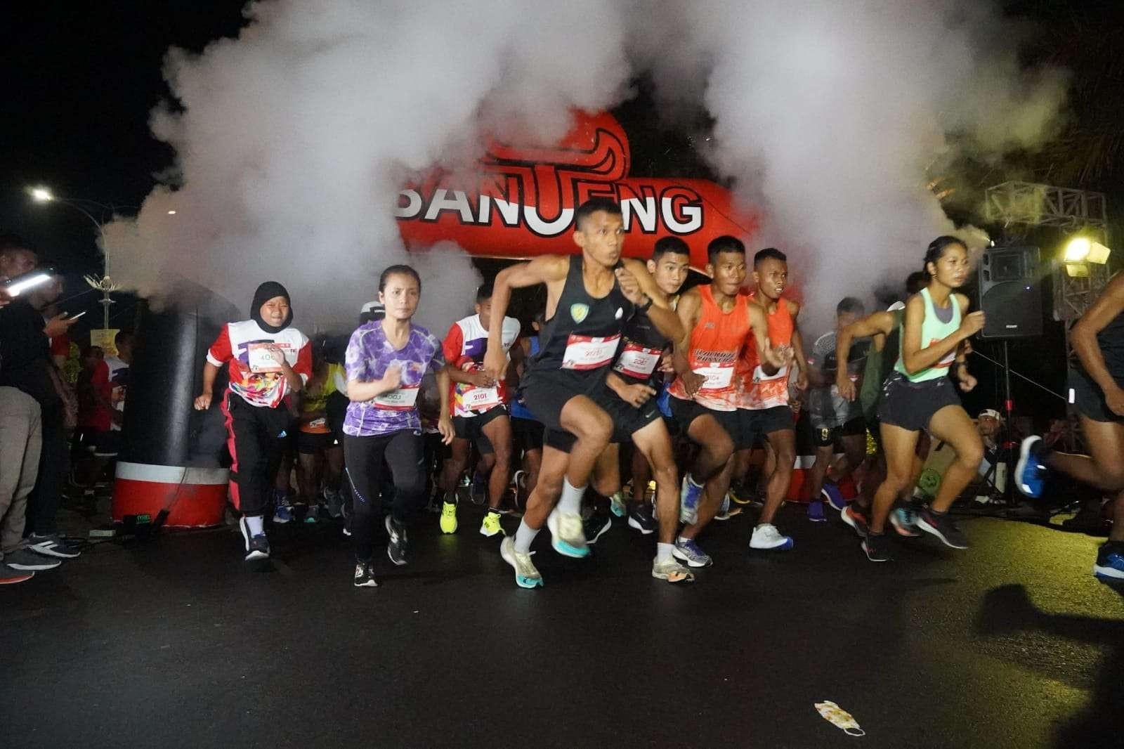 Meski jalanan basah usai diguyur hujan, ratusan pelari tetap semangat mengikuti perlombaan lari malam hari dalam Banteng Night Run.(Foto: Kominfo Kabupaten Kediri)