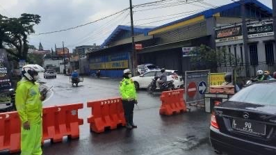 Arus pengalihan lalu-lintas akibat bencana longsor yang terjadi di jalur perbatasan yang menghubungkan Kota Batu dan Kabupaten Malang (Foto: Satlantas Polres Batu)