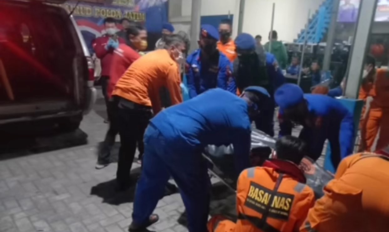 Proses evakuasi jenazah perempuan tak beridentitas di perairan Tanjung Perak Surabaya. (Foto: BPBD Surabaya)