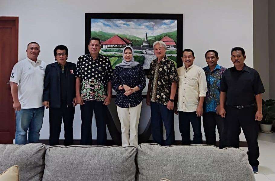Jajaran Pengurus PRSI Jatim bersama Walikota Batu Dewanti Rumpoko. (Foto: PRSI Jatim)