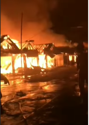 Tangkapan layar video kebakaran di Pasar Kesamben Blitar, Jawa Timur, Minggu 27 November 2022 malam. (Foto: Instagram)