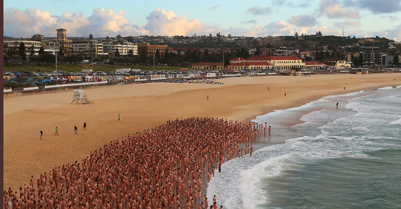 Sedikitnya 2.500 warga setempat bertelanjang bulat di Pantai Bondi, Sydney, Australia, sambil melakukan sejumlah pose untuk foto, Sabtu 26 November 2022. (Foto: Twitter)