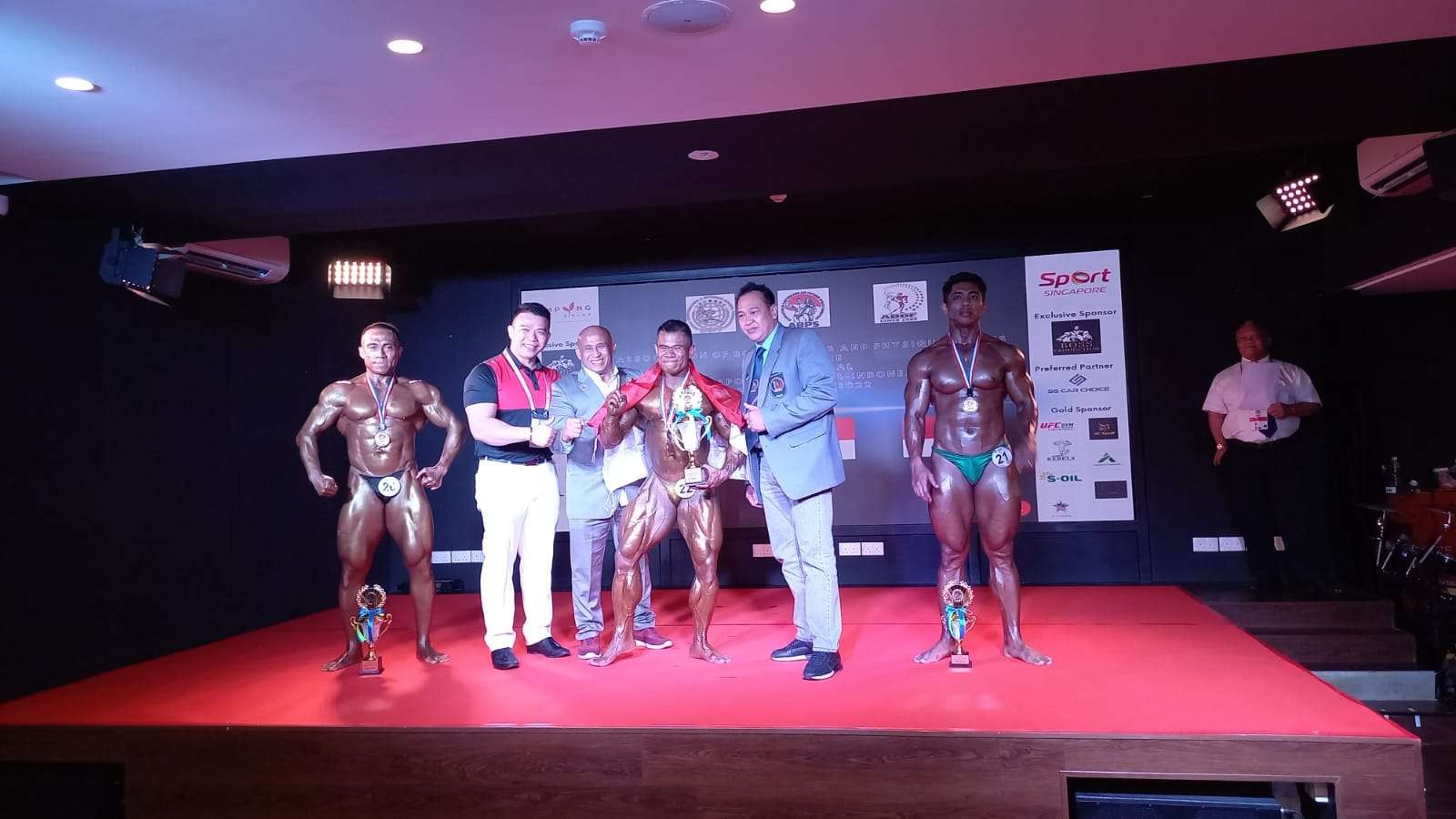 Binaragawan Jatim, Akbar Asmi saat meraih juara di ajang internasional di Singapura. (Foto: PBFI Jatim)