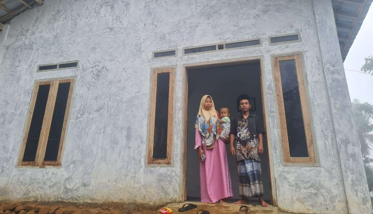 Makmur, warga Pemalang, Jawa Tengah, bersyukur karena memiliki rumah setelah mendapat bantuan dari Gubernur Jawa Tengah, Ganjar Pranowo. (Foto: dok. Humas Pemprov Jateng)