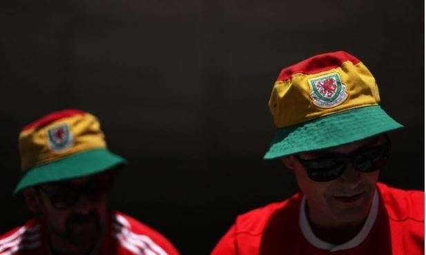 Topi suporter Wales dengan warna pelangi kini boleh dipakai di dalam stadion Piala Dunia Qatar. (Foto: Sun)