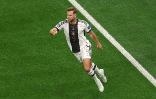 Striker Timnas Jerman, Niclas Fullkurg saat merayakan golnya ke gawang Spanyol. Der Panzer mampu memaksa skor imbang 1-1 kontra Spanyol. (Foto: FIFA.com)