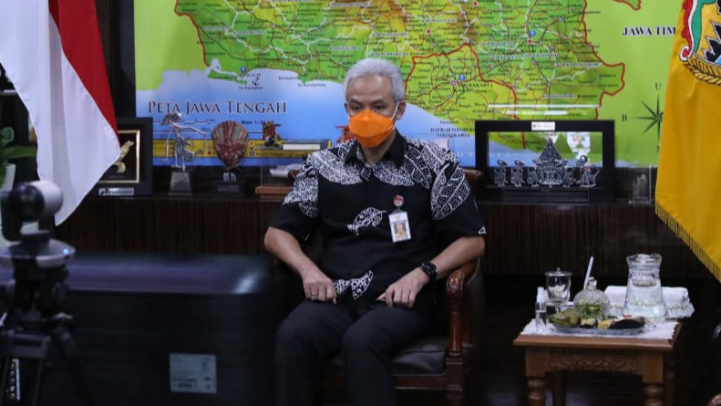 Presiden Joko Widodo menyebut ciri pimpinan yang memikirkan rakyat adalah yang berambut putih. Gubernur Jawa Tengah Ganjar Pranowo pun meresponsnya. (Foto: dok)