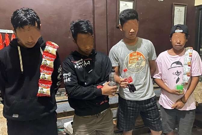 Empat pemuda kedapatan pesta miras arak oplosan di Bendungan Sampean Lama Desa Kotakan diciduk polisi Situbondo.(Foto: Guido Saphan/Ngopibareng.id)