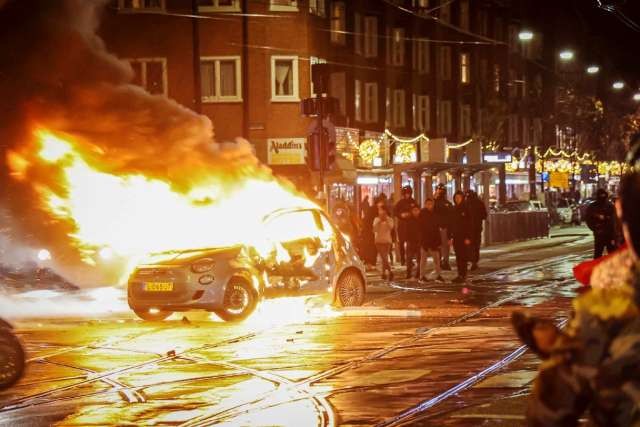 Sebuah mobil menjadi korban aksi anarkis para suporter timnas Belgia di pusat kota Brussels, Minggu 27 November 2022 malam. (Foto: Twitter)