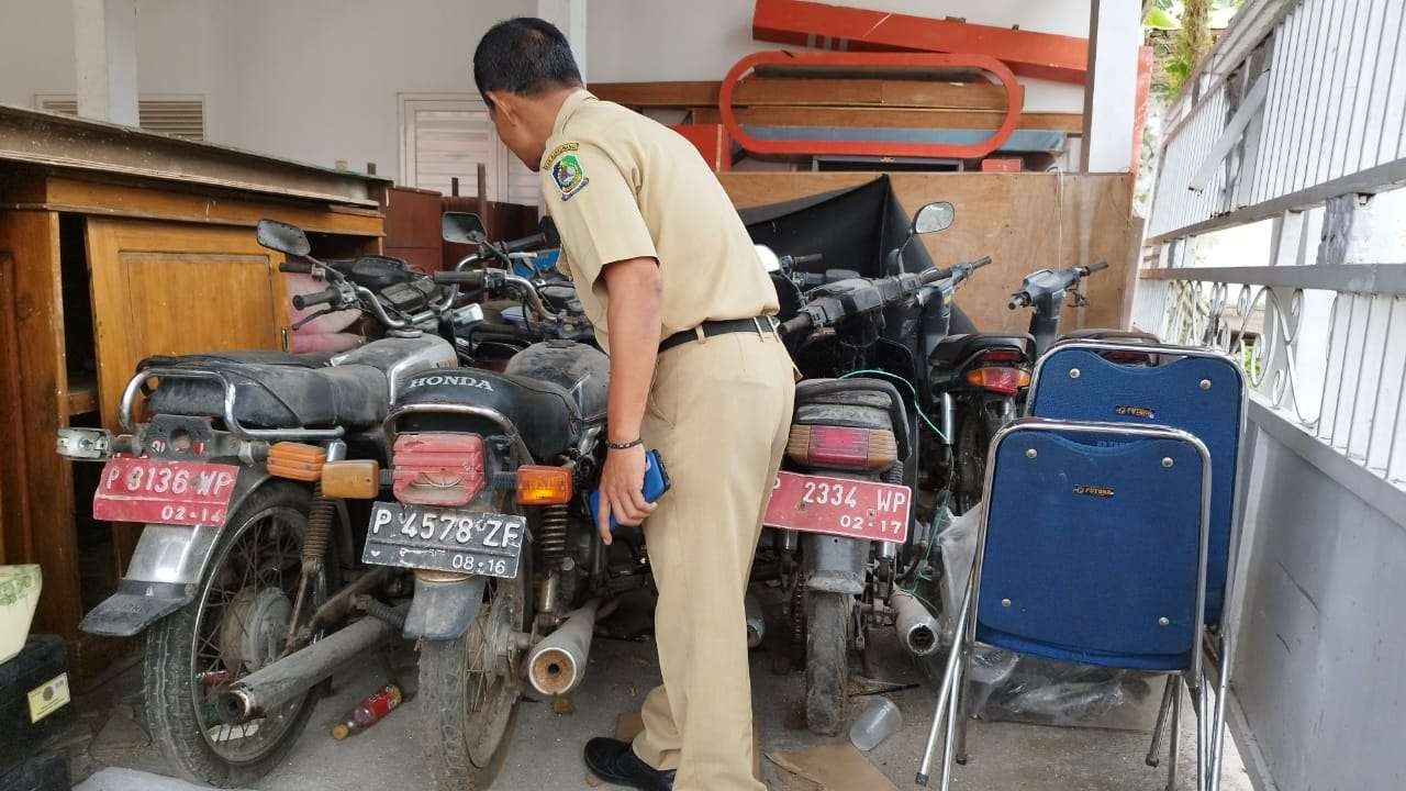 Beberapa sepeda motor yang sudah tidak layak pakai dikumpulkan di Kantor BPKAD Banyuwangi untuk dilelang atau dihapuskan. (Foto: Muh Hujaini/Ngopibareng.id)