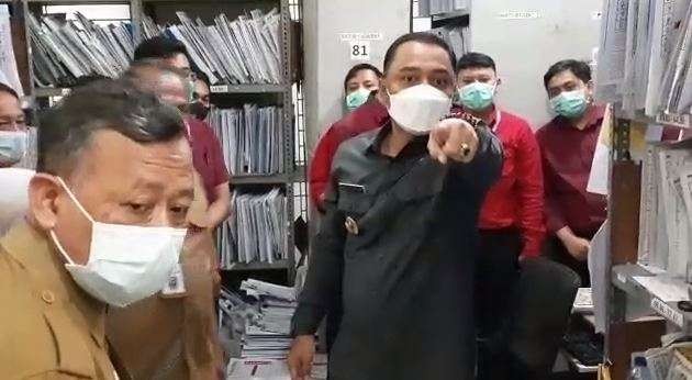 Walikota Surabaya, Eri Cahyadi saat melakukan sidak di RS Dr Soewandhie Surabaya. (Foto: Tangkapan Layar)