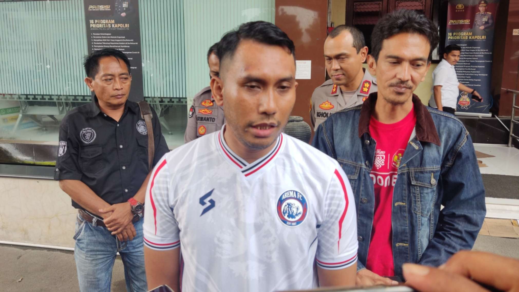Perwakilan Aremania Kabupaten Malang, Zulham Ahmad Mubarok usai menemui penyidik Polda Jatim di Surabaya, Senin 28 November 2022. (Foto: Fariz Yarbo/Ngopibareng.id)