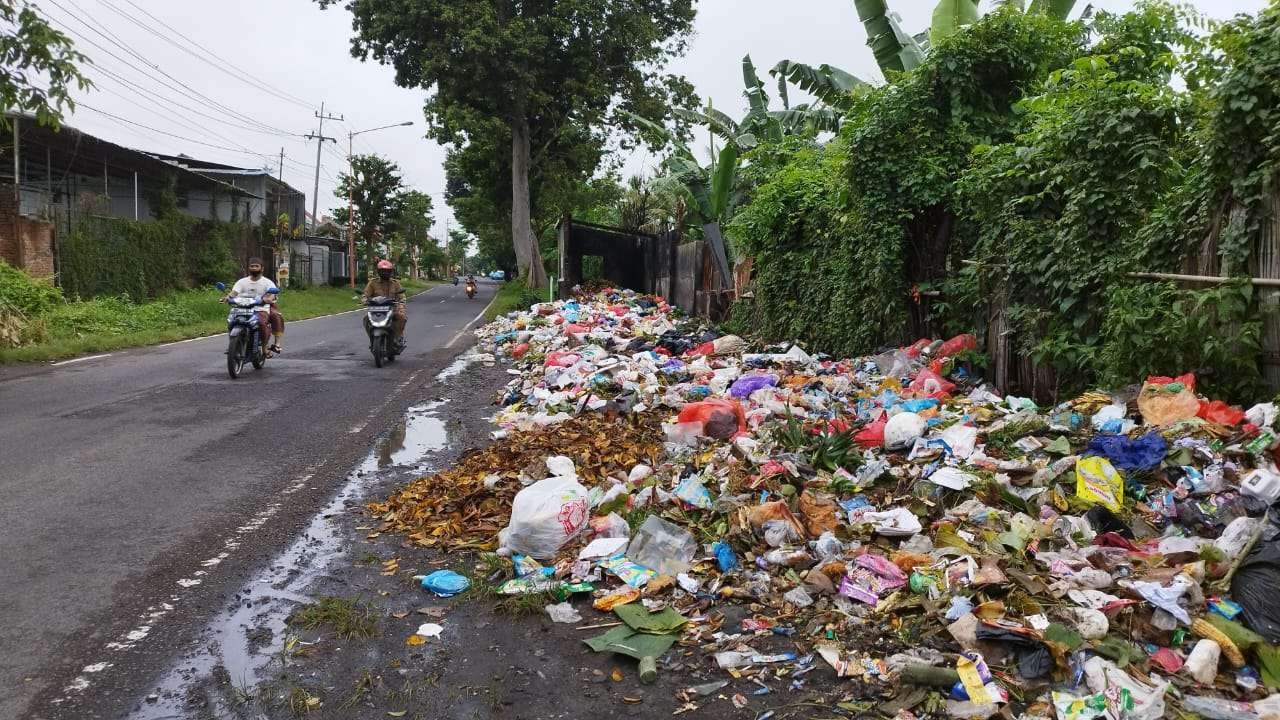 Tumpukan sampah di TPS Jalan Teratai menimbulkan bau yang tidak sedap. (Foto: Muh Hujaini/Ngopibareng.id)