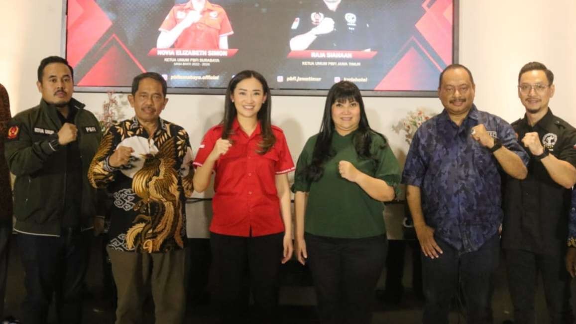 Ketua PBFI Surabaya, Novia Elizabeth Simon (merah) usai dikukuhkan sebagai Ketua PBFI Surabaya di Kyrie Hotel, Surabaya, Selasa 29 November 2022. (Foto: Fariz Yarbo/Ngopibareng.id)