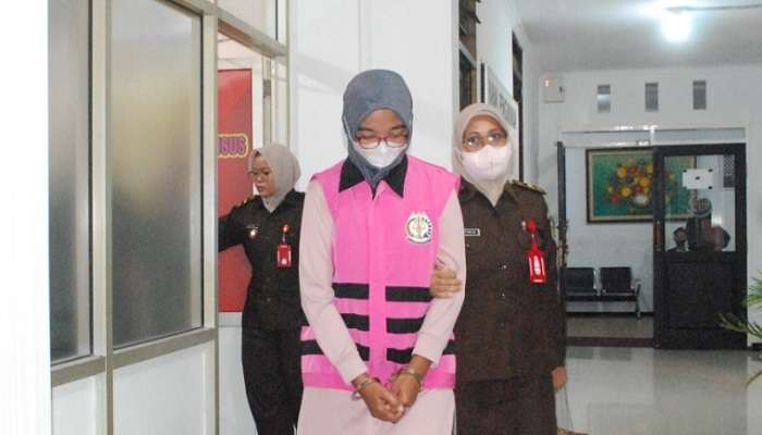 Eks karyawan RS Soebandi Jember, tersangka dugaan korupsi obat saat hendak dibawa ke Lapas Kelas IIA Jember. (Foto: Humas Kejari Jember)