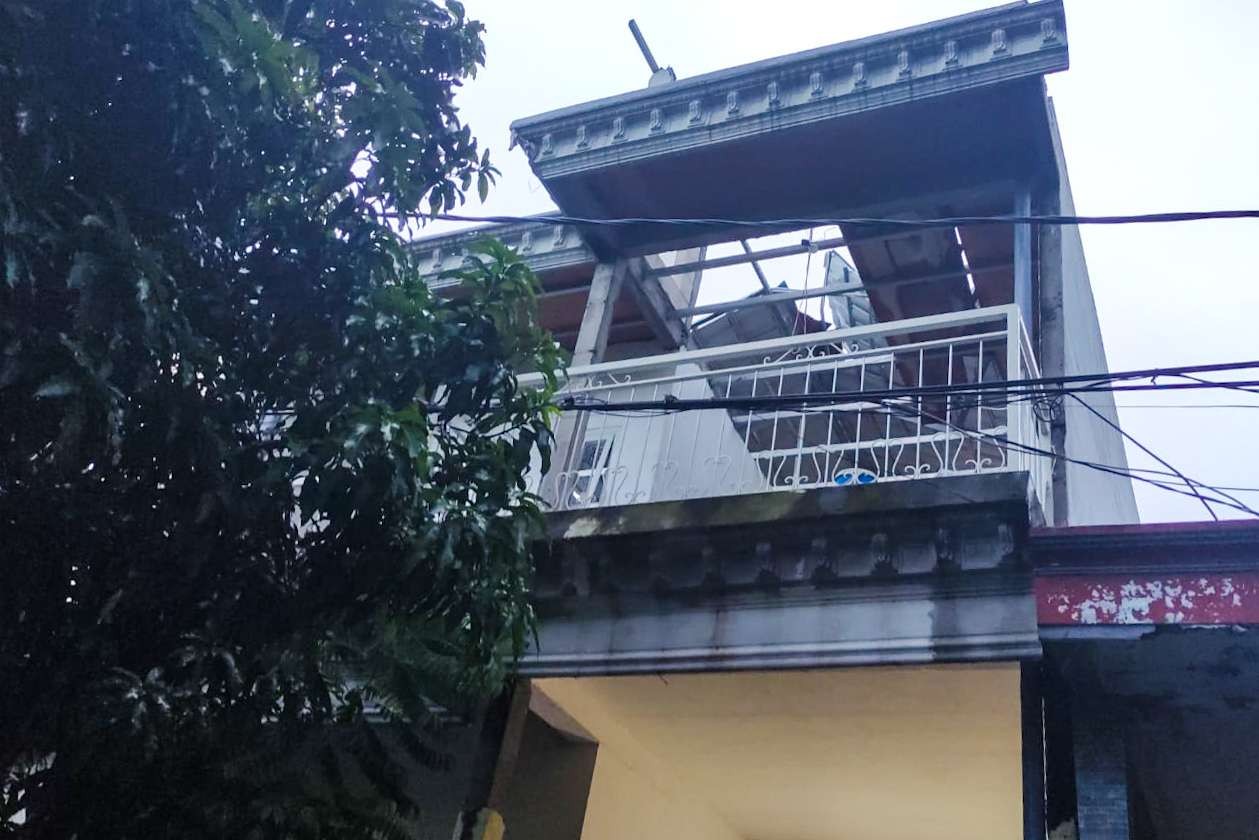 Atap rumah warga di Sidoarjo rusak diterjang hujan angin di Sidoarjo (foto :Aini/Ngopibareng.id)