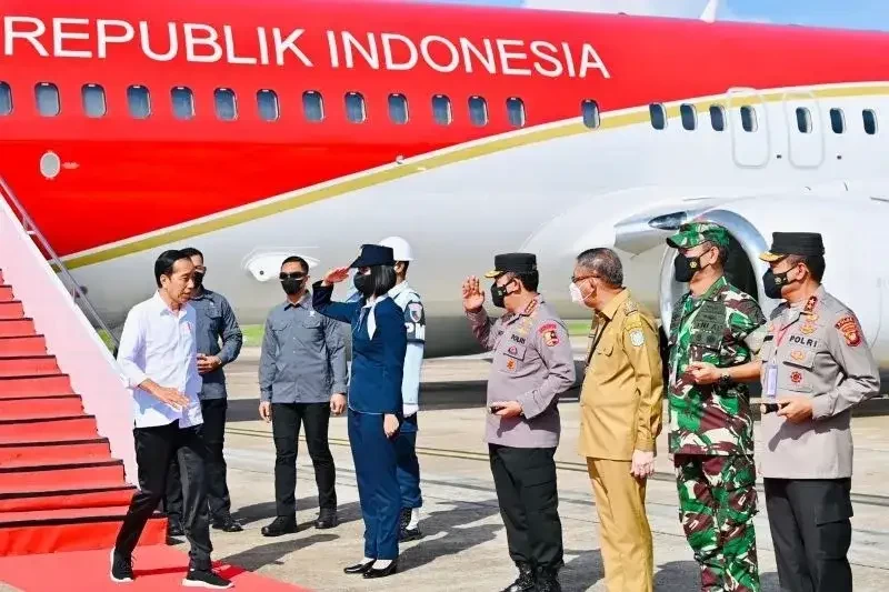 Presiden RI Joko Widodo (Jokowi) saat tiba di Bandara Internasional Supadio, Kabupaten Kubu Raya, Kalimantan Barat, Selasa, 29 November 2022. (Foto: Setpres)