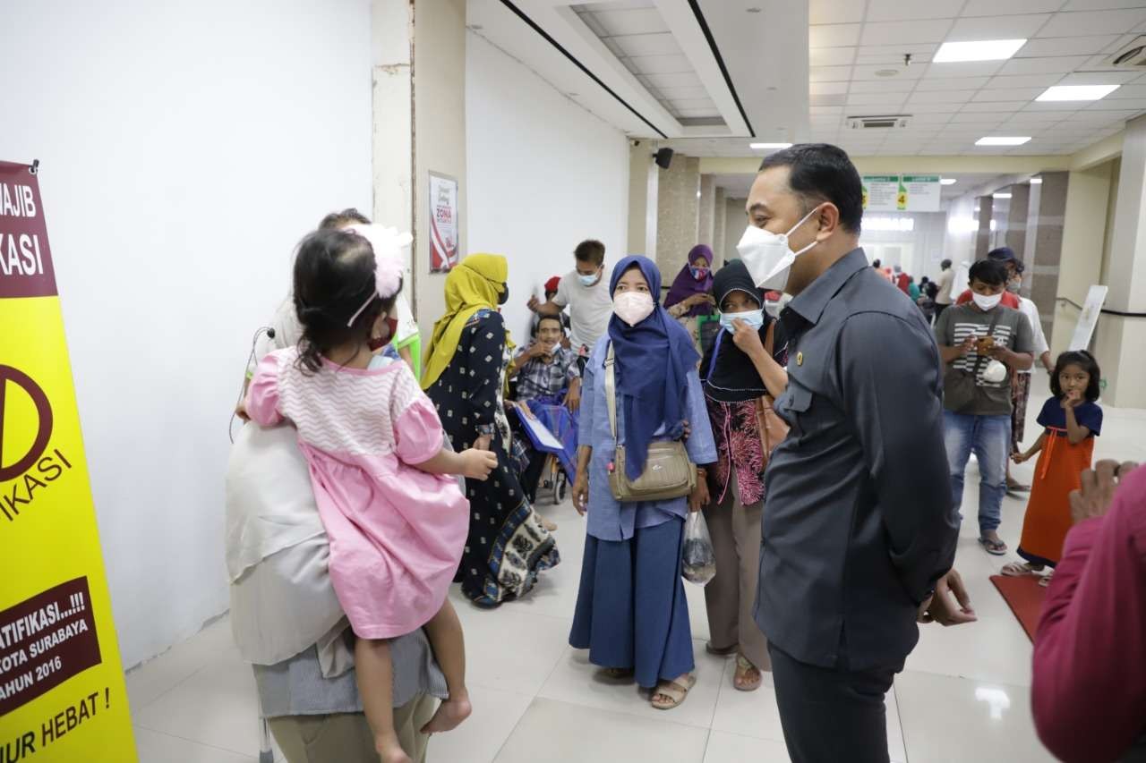 Walikota Surabaya, Eri Cahyadi saat melakukan sidak ke RSUD Dr Soewandhie. (Foto: Humas Pemkot Surabaya)