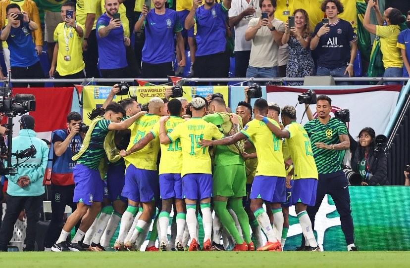 Timnas Brazil saat merayakan gol kemenangannya atas Swiss pada ajang Piala Dunia 2022 Qatar (Foto: Twitter/@FIFAWorldCup)