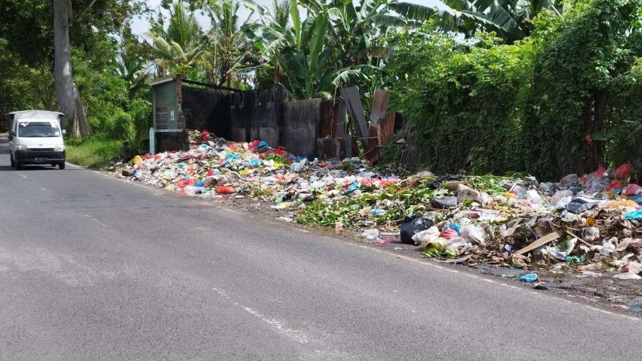 Tumpukan sampah pada TPS di Jalan Teratai Banyuwangi membuat masyarakat dan pengguna jalan tidak nyaman (foto:Muh Hujaini/Ngopibareng.id)