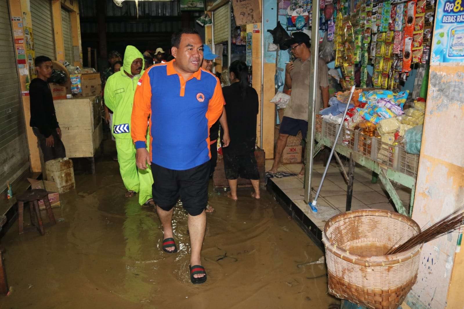 Bupati Blora Arief Rohman meninjau Pasar Rakyat Jepon pada Selasa 29 November 2022 malam (foto: Humas Pemkab Blora)