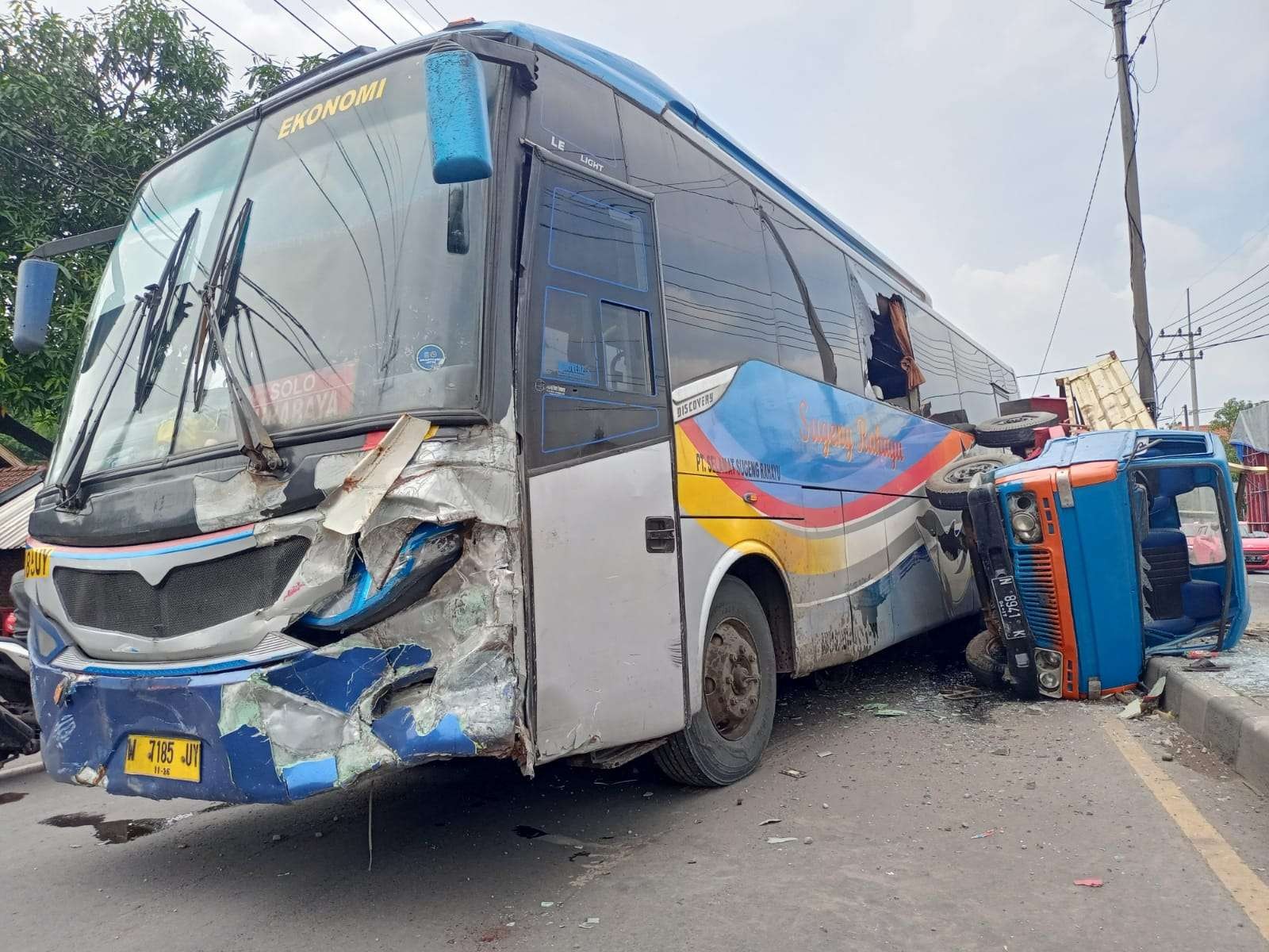 Bus AKDP kecelakaan di Mojokerto, Jawa Timur. (Foto : Deni Lukmantara/Ngopibareng.id)
