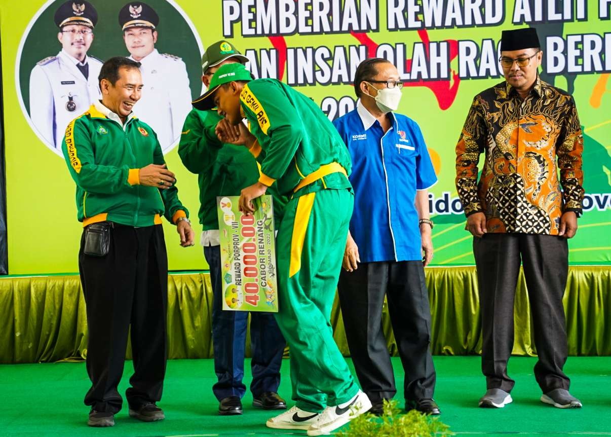 Frengky Effendi (kiri) saat memberi apresiasi kepada atlet di Sidoarjo, Jawa Timur. KONI Sidoarjo akan fasilitasi atlet. (Foto: Aini Arifin/Ngopibareng.id)