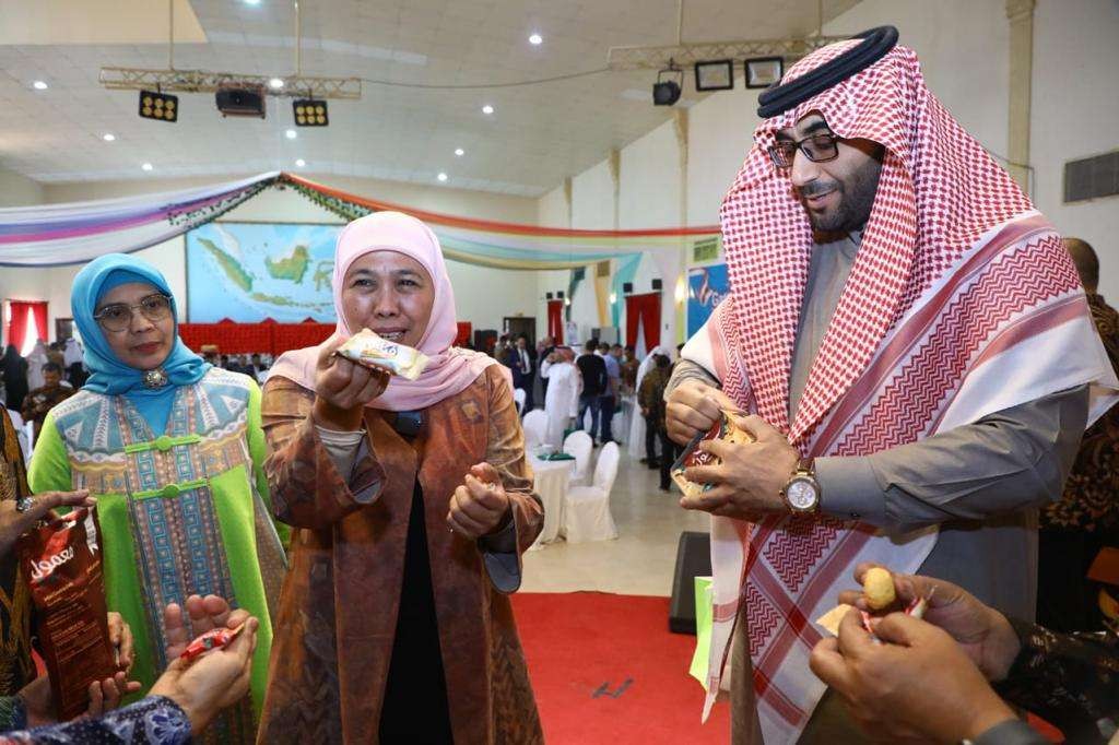 Gubernur Jawa Timur, Khofifah Indar Parawansa menunjukkan produk UKM Jatim kepada pengusaha di Jeddah. (Foto: Humas Prov Jatim)