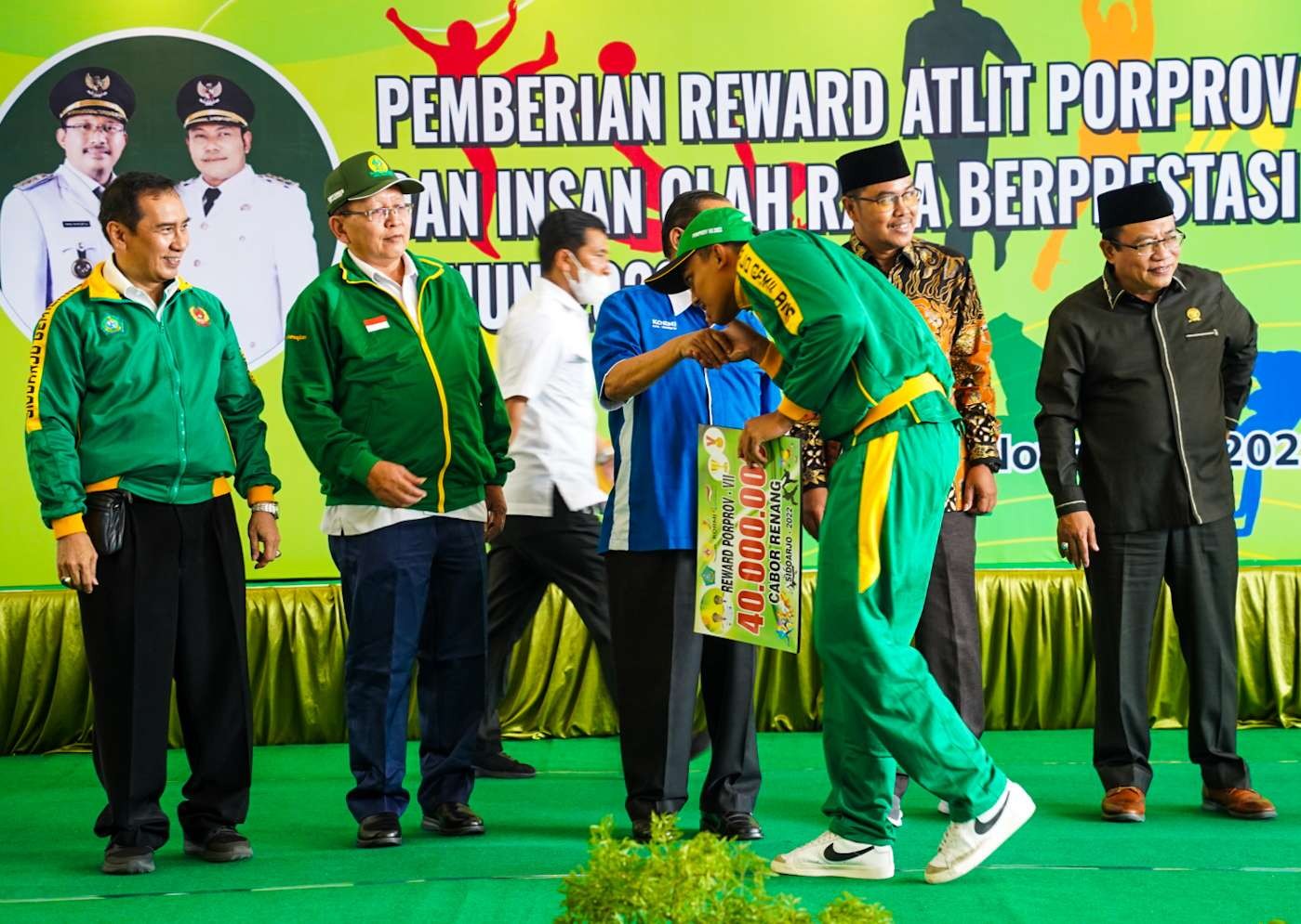 Djoko Supriyadi (kedua dari kiri) saat menyampaikan apresiasi kepada atlet. (Foto: Aini Arifin/Ngopibareng.id)