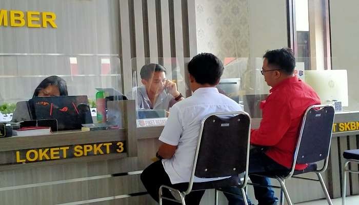 Warga didampingi badan hukum dan advokasi PDI Perjuangan Jember melaporkan mantan Kades Klatakan ke Polres Jember, Jawa Timur. (Foto: Rusdi/Ngopibareng.id)