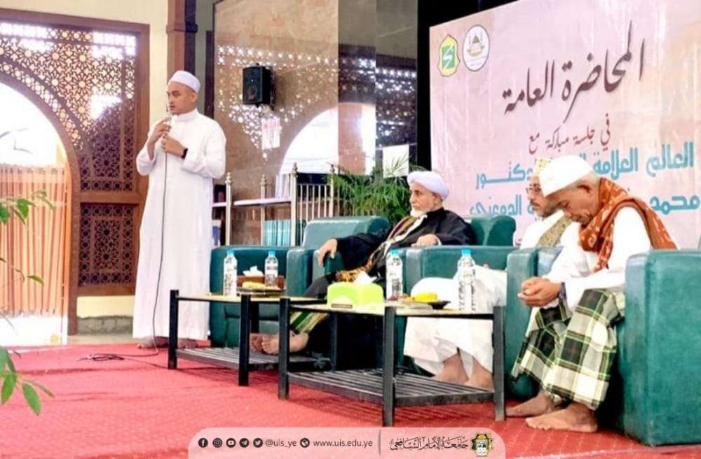Sayyidi Syeikh Dr. Muhammad bin Ali Ba'athiyah menyampaikan kuliah umum tentang adab seorang penuntut ilmu, saat kunjungannya ke Pondok Pesantren Bayt al-Hikmah Pasuruan-Jawa Timur. (Foto:Bayt al-hikmah)