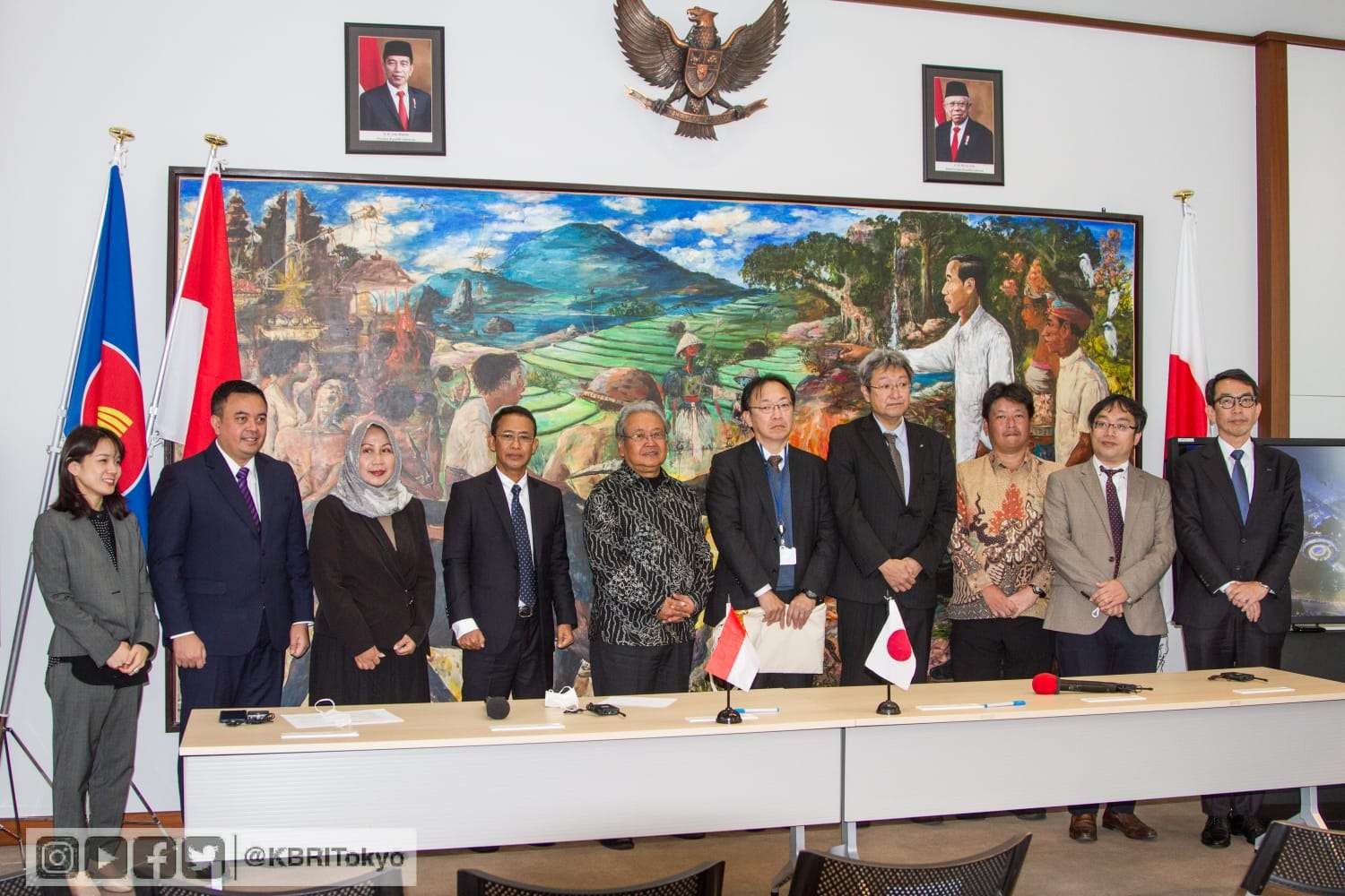 Duta Besar Republik Indonesia (Dubes RI) untuk Jepang Heri Akhmadi memfasilitasi penandatanganan empat Nota Kesepahaman. (Foto: Dok KBRI Tokyo)