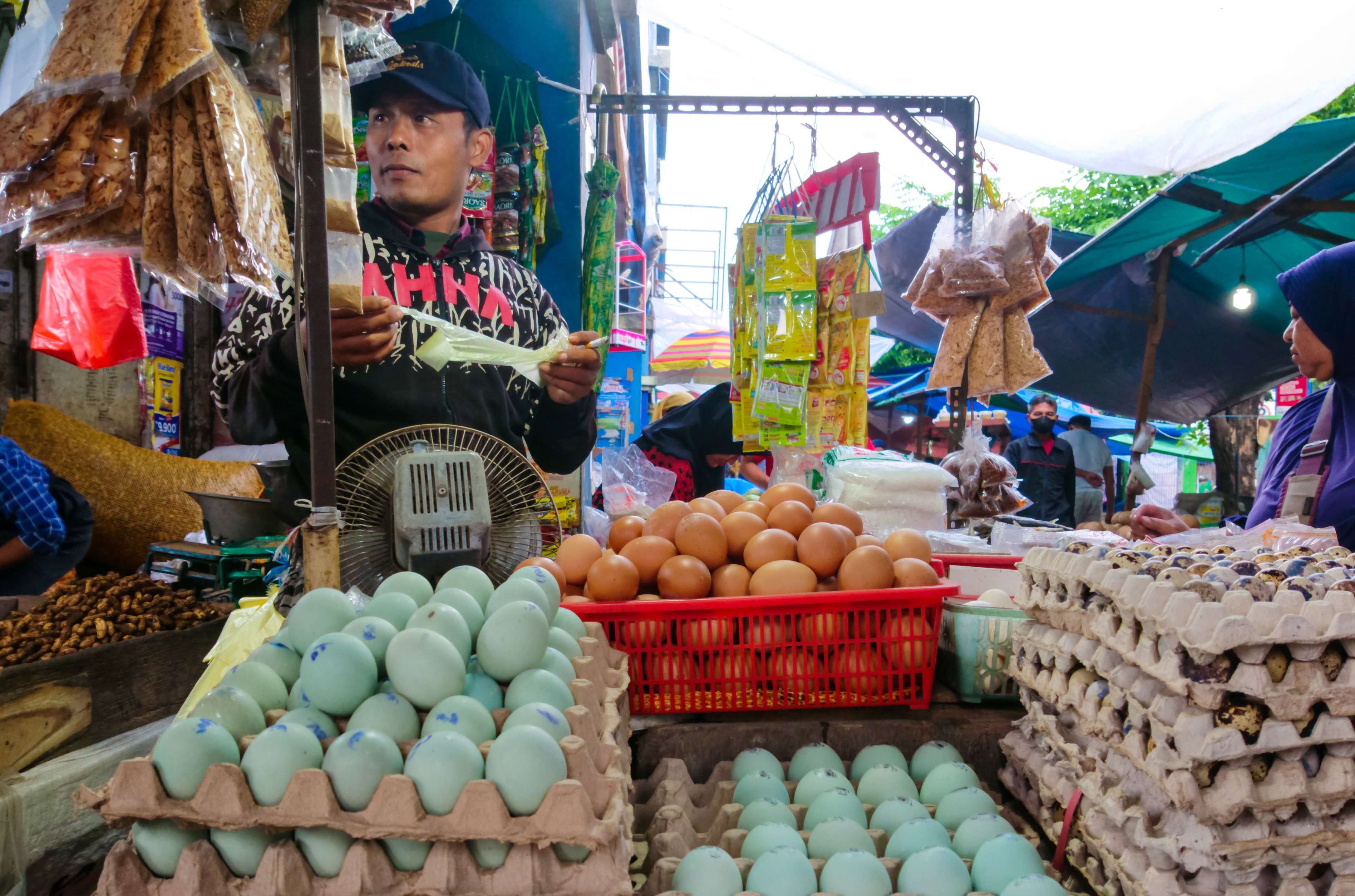 Pedagang telur di pasar tradisional Larangan Sidoarjo (foto : Aini/Ngopibareng.id)