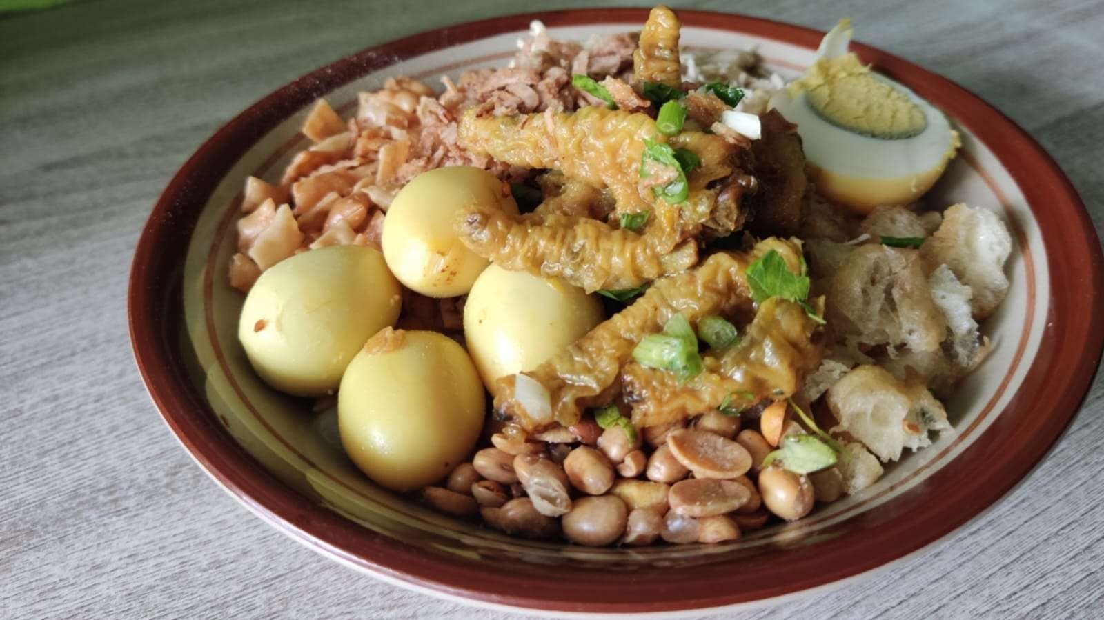 Bubur ayam spesial Bangeddo's menjadi andalan kuliner di Sidoarjo. (Foto: Fariz Yarbo/Ngopibareng.id)