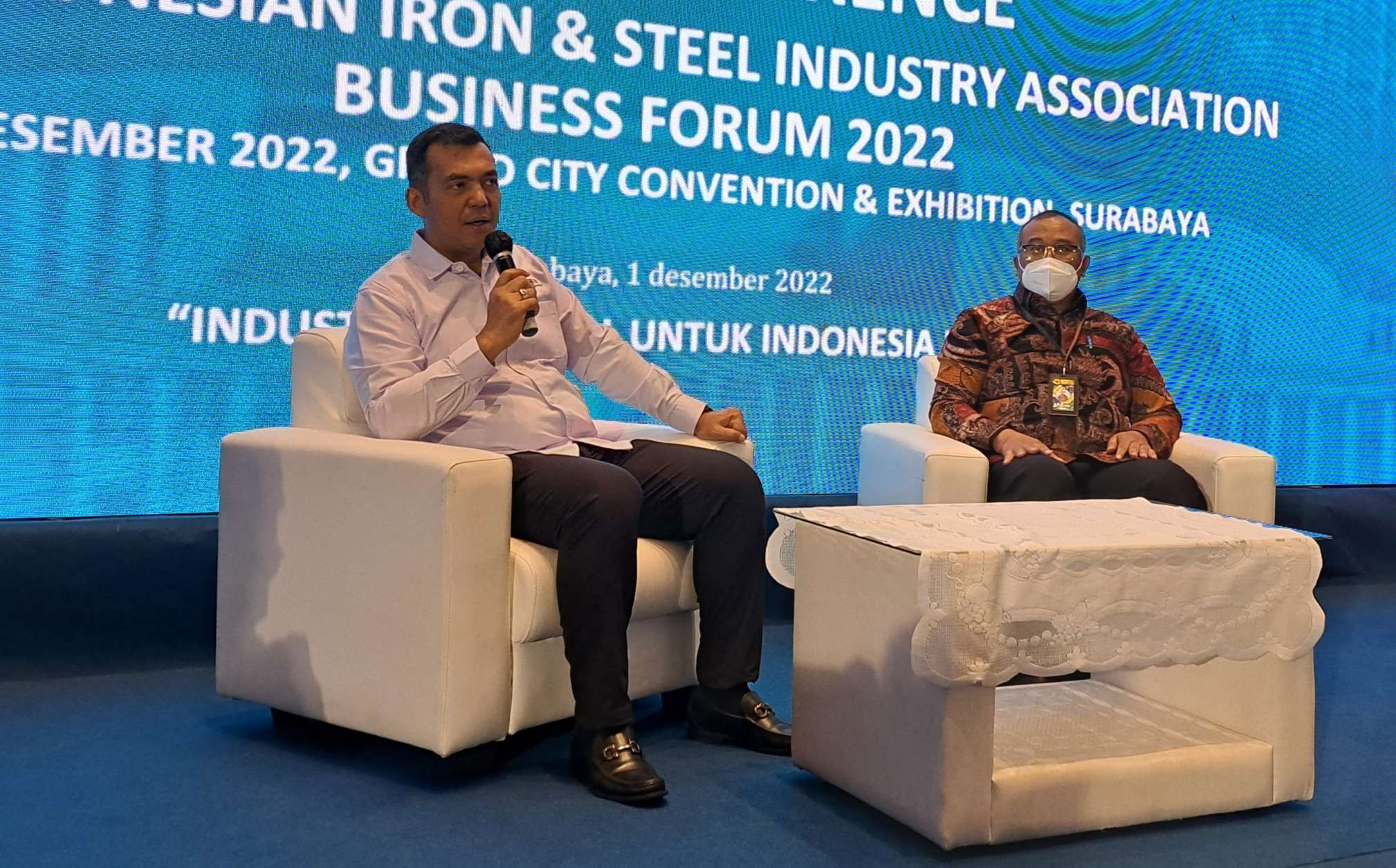 Chairman The Indonesia Iron & Steel Industry Association (IISIA), Silmy Karim bersama Direktur Industri Logam Dasar Kementerian Perindustrian, Liliek Widodo. (Foto: Pita Sari/Ngopibareng.id)