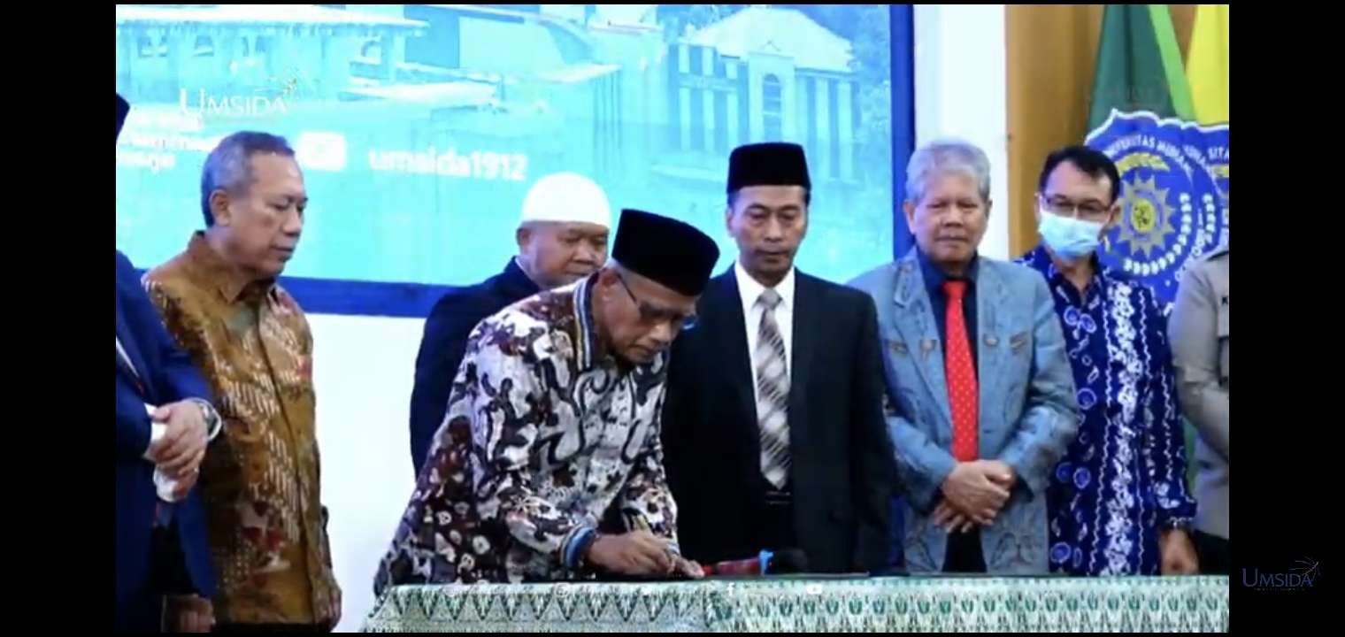 Ketua Umum PP Muhamamdiyah Haedar Nashir saat meresmikan gedung dakwah Muhammadiyah di Sidoarjo. (Foto: md.or.id)