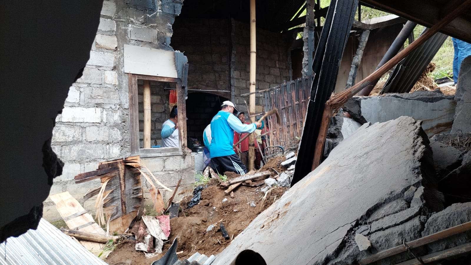 Salah satu rumah warga yang rusak akibat tanah longsor di Desa Pandasari, Kecamatan Sumber, Kabupaten Probolinggo. (Foto: Ikhsan Mahmudi/Ngopibareng.id)