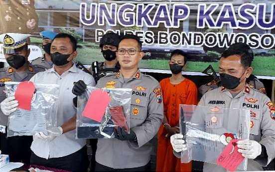 Polres Bondowoso mengungkap motif pembunuhan sopir ojol dilakukan tersangka BH, 31 tahun.(foto:guido saphan/ngopibareng.id)