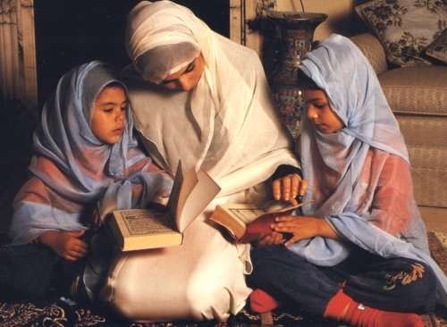 Muslimah sholehah, tekun membimbing putra-putrinya memahami Islam dan ilmunya. (Ilustrasi)