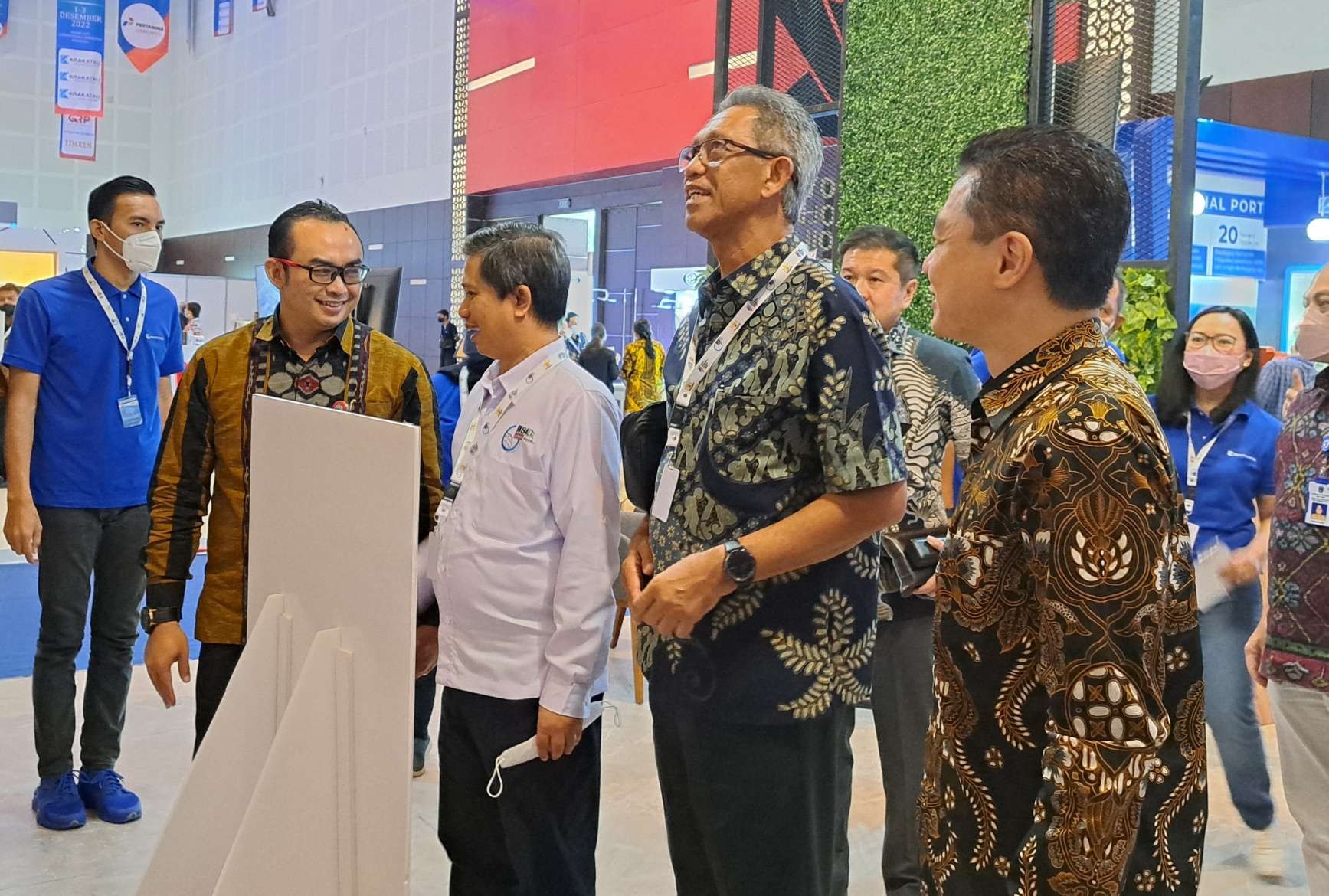 Kepala Dinas Perindustrian dan Perdagangan Jawa Timur Iwan (paling kiri) bersama Staf Khusus Menteri Koordinator Bidang Perekonomian, I Gusti Putu Suryawirawan (tengah). (Foto: Pita Sari/Ngopibareng.id)