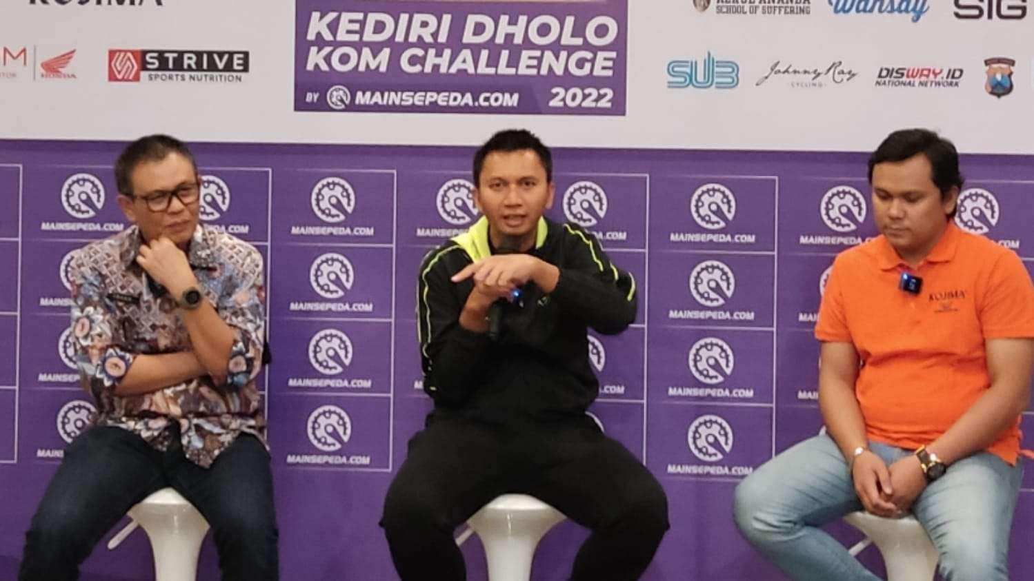 Founder Mainsepeda.com, Azrul Ananda saat menjelaskan event Kediri Dholo Com Challenge 2022 di Surabaya, Jumat 2 Desember 2022. (Foto: Fariz Yarbo/Ngopibareng.id)