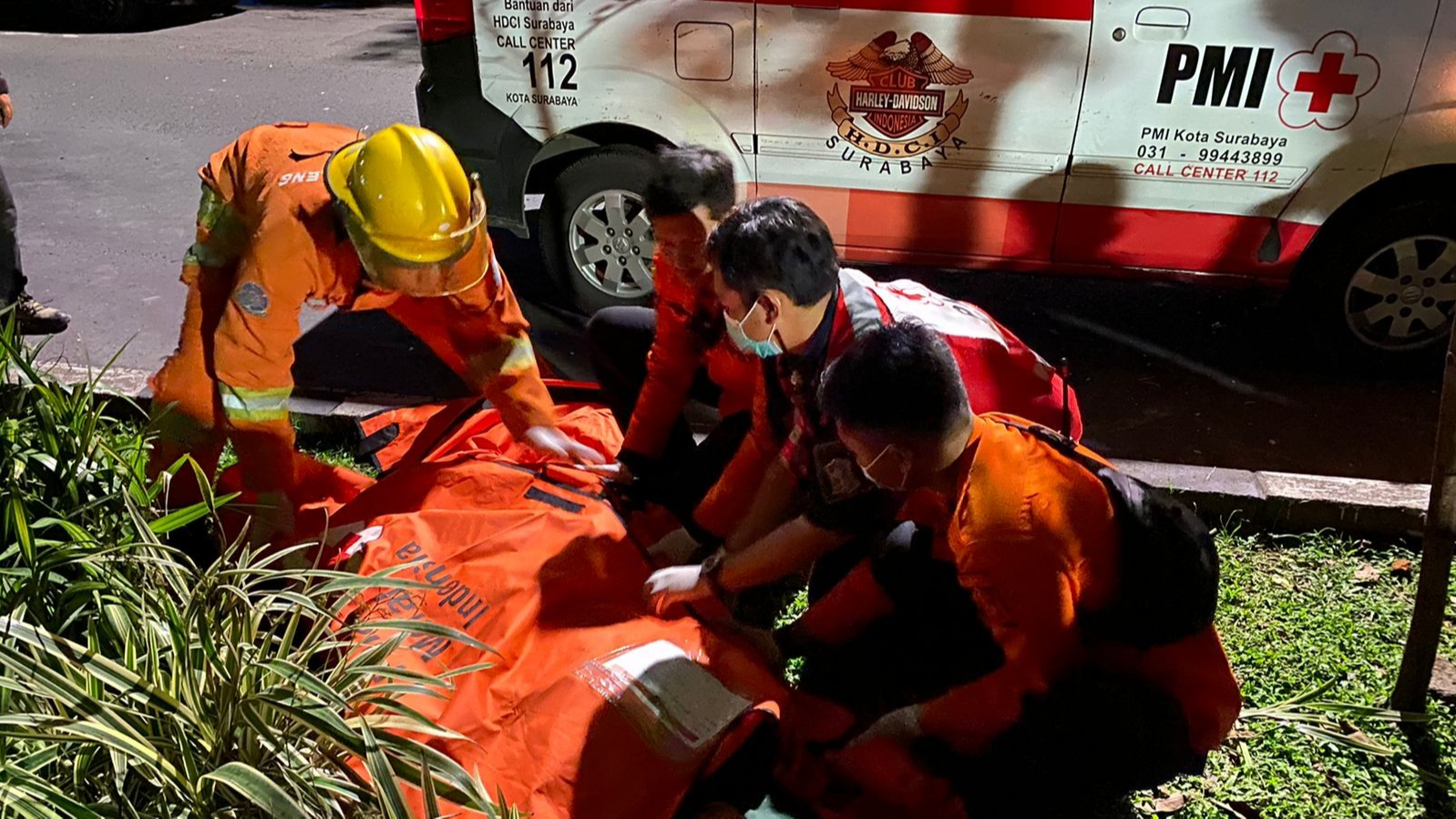 Proses evakuasi korban meninggal dunia, usai mobil yang ditumpanginya kecelakaan. (Foto: BPBD Surabaya)